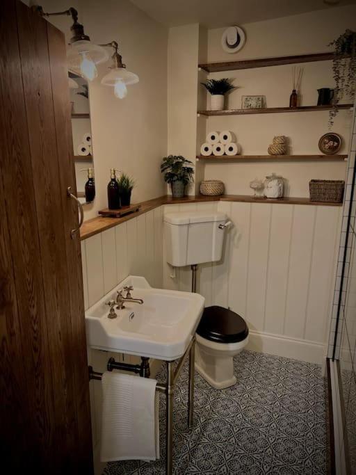 Period Apartment, Great Views, In Heart Of Town. Bradford-On-Avon المظهر الخارجي الصورة